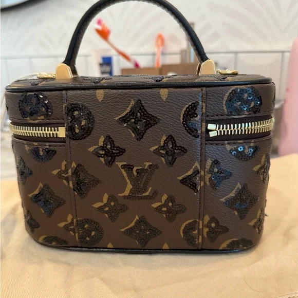 Louis Vuitton Vanity EXCLUSIVE!!!! LIMITED HOLIDAY EDITION ! SKI Collection - Picture 3 of 5